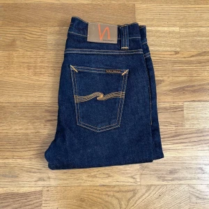 Nudie Jeans Lean Dean - Hej! Säljer nu ett par riktigt feta Nudie Jeans Lean Dean i nyskick. Jeansen är i princip aldrig använda. Storlek W29 L30. Är tillverkade av 99% bomull. Perfekt för en stilren look. Först till kvarn. Tveka inte på att hör av dig vid fler frågor eller funderingar. Mvh 