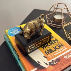 Wolf of Wall Street bull ”miniatyr” - Hej säljer nu min Wolf of Wall Streeps bull miniatyr staty. Köpt på Wall street NYC för 60 dollar eller ca 700kr. Basen ör gjord i trä och själva ”The bull” är gjord i metal. Perfekt för alla som älskar Wall ST filmen.