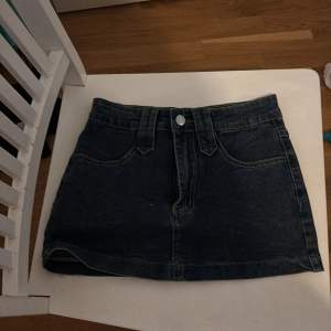 Snygg svart jeanskjol med klassisk femficksdesign och knappstängning fram. Perfekt för en avslappnad stil. Passar bra till både sneakers och boots. Köptes också nyss men den va alldeles för tajt för mig vid midjan den är lågmidjad 