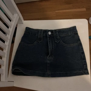 Svart jeanskjol - Snygg svart jeanskjol med klassisk femficksdesign och knappstängning fram. Perfekt för en avslappnad stil. Passar bra till både sneakers och boots. Köptes också nyss men den va alldeles för tajt för mig vid midjan den är lågmidjad 