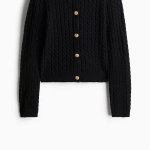 Svart stickad kofta med guldknappar - Snygg svart stickad kofta med  guldknappar framtill från HM. Använd typ en gång🥰