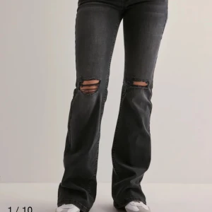 Nelly jeans  - Helt nya lågmidjade jeans från Nelly med prislapp kvar. Nypris är 699 och denna storlek är slutsåld på hemsidan. Hör av dig ifall du vill ha fler bilder eller har frågor!