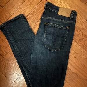 Jeans från Tiger of Sweden - Snygga mörkblå jeans från Tiger Of Sweden i modellen Leon perfekta för en stilren look. Är köpta för 1499 på Nk i Göteborg och är i nyskick. Pris går att diskutera
