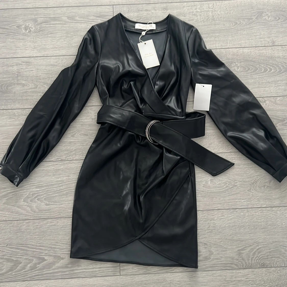 Svart omlottklänning i syntetmaterial