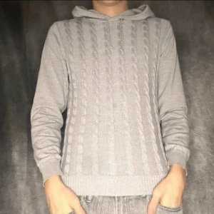 Stenströms stickad hoodie - Säljer en stilren grå stickad hoodie med kabelstickat mönster. Tröjan är M sitter som S skriv vid frågor eller funderingar!🔥