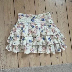 Blommig volangkjol från Zara - Intressekoll på denna sååå fina kjol från zara. Går inte att köpa längre! Skicka gärna prisförslag 🩵