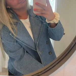 Denim jacka  - Säljer denna jacka då den inte kommer till användning. Superbra skick 
