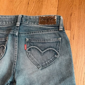 Levi’s jeans - Tyvärr var dessa skitsnygga jeans lite för små för mig. De är lågmidjade Levi’s jeans som är i bra skick. Midjan är 34/35cm och innerbenslängden är 77cm. Inte mina bilder, en återpublicerad annons😇