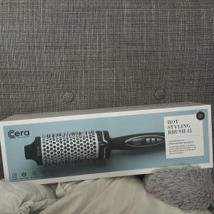 Cera Hot Styling Brush 45 - Säljer en Cera Hot Styling Brush 45, perfekt för att skapa volym och lockar. Borsten har en keramisk yta och en ergonomisk design för enkel användning. Den kommer i en stilren förpackning och är idealisk för snabb styling.