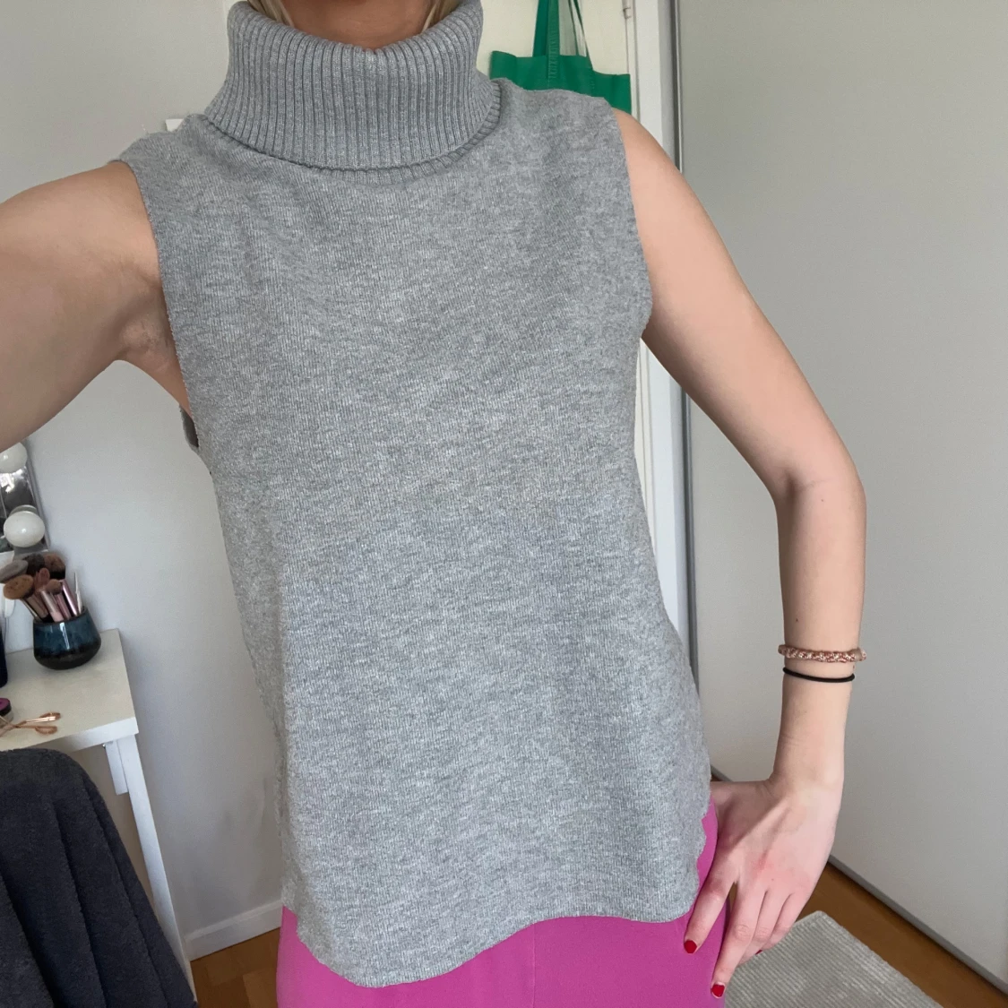 Grå ärmlös polotröja