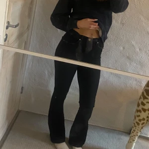 Svarta bootcut jeans - Snygga svarta jeans från LAB Industries med en klassisk design. De har en knapp och dragkedja framtill samt fem fickor. Perfekta för en stilren look.