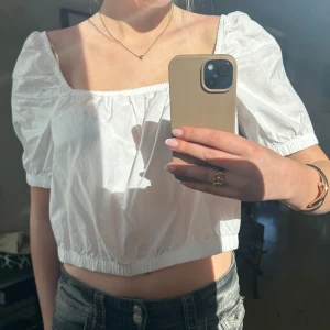 Vit blus från H&M - Säljer en söt vit blus med puffiga kortärmar från H&M. Helt oanvänd med prislapp kvar. Perfekt för alla sommarens tillställningar!!!