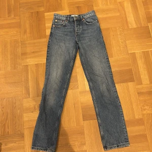 Blå jeans från Zara - Säljer ett par snygga, blå, mid waist jeans från Zara. Passa mig inte längre därav säljer jag dem!