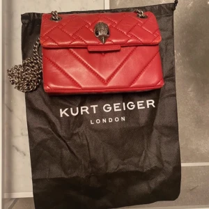 Kurt Geiger mini - Röd kurt geiger väska i size mini. Den är använd och har några defekter (några lossade stenar och lite slitningar i lädern på kanterna) men ser endå jättefin ut. Skriv för fler frågor🥰