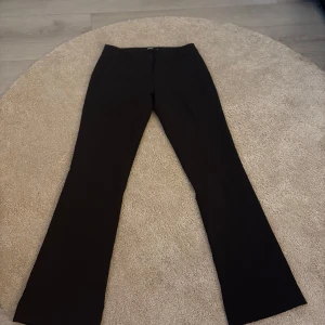 Svarta kostymbyxor från Bik Bok - Snygga svarta kostymbyxor från Bik bok💓 De passar inte riktigt mig vid låren så därför säljer jag dem. storlek 34, köpta för 500kr och använda typ 4 gånger💞