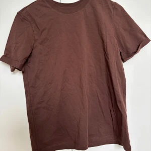 Brun t-shirt från Pieces - Säljer en brun t-shirt från pieces i storlek S. Säljer då den inte använts.