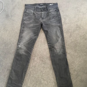 Replay anbass jeans - Sjukt snygga grå jeans från Replay med en slim passform. De har en klassisk femficksdesign och en diskret tvätt för en modern look. Perfekta för en stilren vardagsoutfit. Storlek 28/32 passar lite större. Liten skavank längst ner vid benöppningen men inget som stör eller syns. Priset kan diskuteras. Hör av dig vid frågor, funderingar eller om du vill ha fler bilder😁 