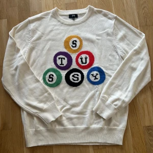 Stüssy knit  - Säljer min stüssy knit tröja. Sitter på med en lite mer baggy stil. Väldigt skön och utmärkt material! Använd fåtal gånger. Skriv gärna för frågor och pris kan diskuteras.