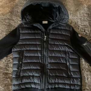 Moncler Cardigan Svart - Säljer nu min Moncler Tricot Cardigan, den är i storlek M men går bra för S, säljer pga att den tyvärr inte passar mig. Vid fler bilder eller andra frågor är det bara att höra av dig, priset kan diskuteras Mvh