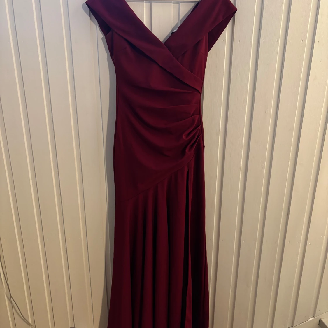 Vinröd långklänning från Goddiva - 1