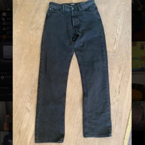 Jack & Jones jeans - Snygga jeans i topp skick, inga hål eller några slags defekter alls. Frågor eller funderingar är det bara att höra av dig!!