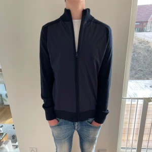 J.Lindberg cardigan  - J.Lindberg cardigan i mörkblå färg och storlek M, skriv för fler bilder/frågor🙌🏼