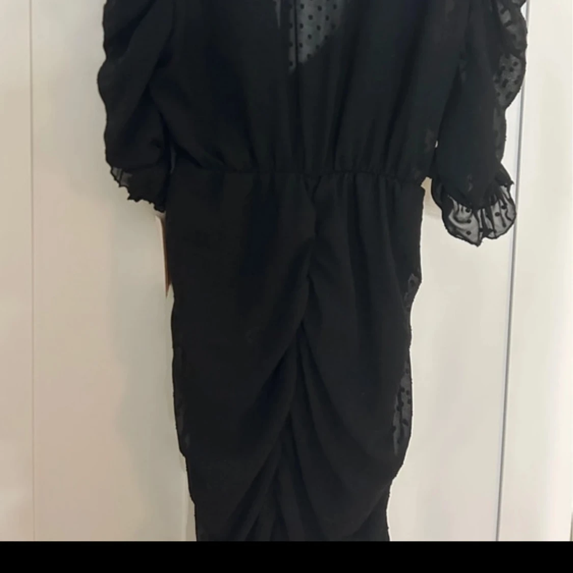 Svart klänning med prickigt mönster - 1