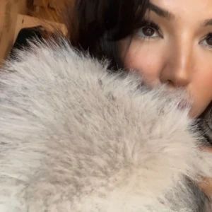 Beige pälsjacka - Pris kan diskuteras 🫶🏼🤩Säljer en stilren Beige pälsjacka som är perfekt för alla årstider ✨. Jackan har en fluffig textur och ger en lyxig känsla 💄. Den är långärmad och har en klassisk design som passar till många olika outfits. Använd två gånger och är köpt i vid jul. Pris kan diskuteras 🫶🏼🤩