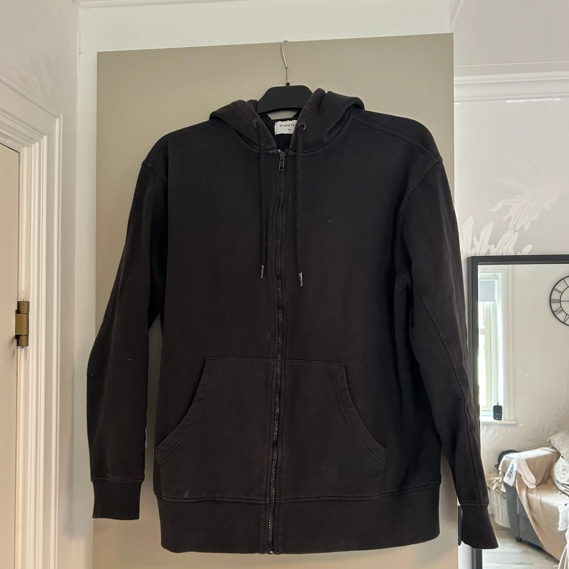 Svart hoodie från Studio Total