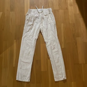 Vita linnebyxor med snörning från Lindex -  vita linnebyxor från Lindex