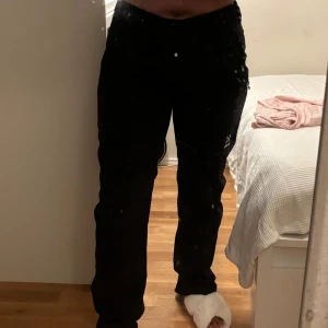 Svarta täckbyxor från Haglöfs - Säljer ett par svarta täckbyxor från Haglöfs med raka ben och praktiska dragkedjor vid fickorna. Byxorna har normal passform och är perfekta för kalla dagar. Materialet är slitstarkt och håller dig varm under vintern. Snygg logga på benet. Anledning för försäljning är pga viktnedgång och de är för stora