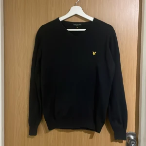 Svart tröja från Lyle & Scott -  svart tröja från Lyle & Scott V-ringad 