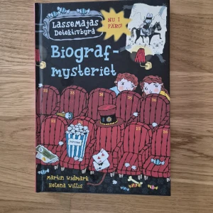 Biograf-mysteriet - Följ med LasseMajas Detektivbyrå på ett spännande äventyr i biografens värld! Nu i färg, med färgstarka illustrationer och mystiska ledtrådar. Perfekt för unga deckarfans som gillar att lösa mysterier tillsammans med vänner.