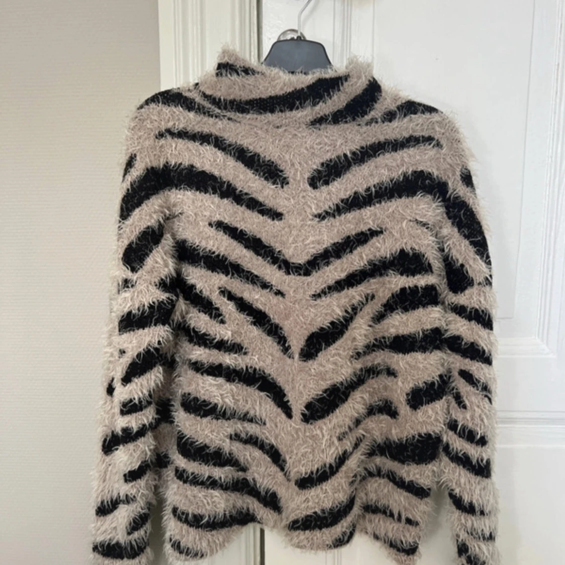 Zebramönstrad fluffig tröja NA-KD - 1