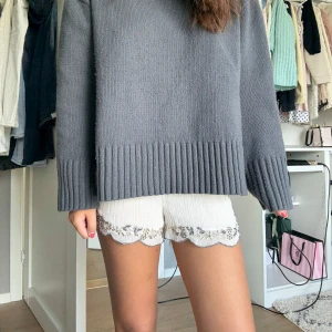 Vita broderade shorts detaljer - Superfina plisserade shorts som är stretchiga så passar fler❤️❤️