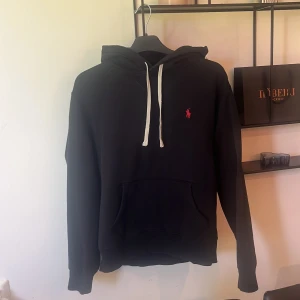 Ralph lauren hoodie - Priset är fast || Nypris är runt: 1800kr || snörena har små skador som knappt syns || skriv om ni har frågor!