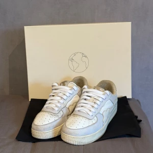 The World is Yours 01 Sneakers  - Säljer mina sällsynta skor då de inte kommer till användning. Allt OG Kvar. Storlek 39. Köptes på Mearchsweden för 2249kr, men slutats att säljas och tillverkas, endast 02 verisionen säljes idag i butik. 
