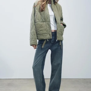 Grön quiltad jacka - Säljer denna söta quiltade jacka från Zara i storlek XS men passar även S. Den är i fint skick och passar perfekt på hösten!!☺️