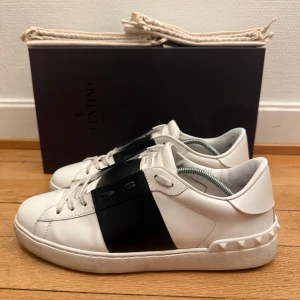 Valentino open sneakers - Säljer nu dessa fina valentino skor | Väldigt fint skick | Storlek 42 | Kommer med box,dustbag och valentino kort | Hör gärna av er vid frågor eller funderingar 
