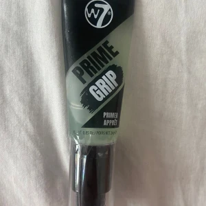 W7 Prime Grip Primer - W7 Prime Grip Primer är en transparent ansiktsprimer i en smidig tub med pump. Formulan är vegansk och passar perfekt för att ge sminket extra hållbarhet.  Innehåller cirka 20 g ?