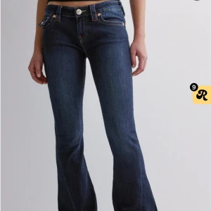 True Religion jeans - Säljer mina true religiong jeans då dom inte passar och passade inte när ja fick hem dom heller men de gick inte att skicka tillbaka, dom är ALDRIG andvända endast provade! Osäker på storleken men tror W25/W26💓dom är lågmidjade!! kontakta för frågor, kan även skicka bild hur dom sitter på mig som är 175!💓