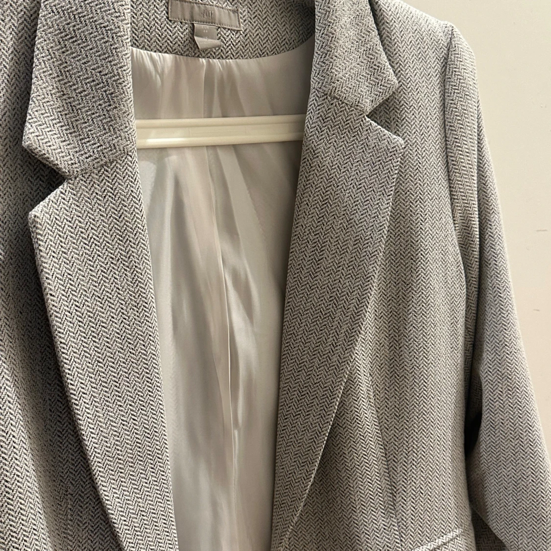 Grå mönstrad kavaj med klassisk krage