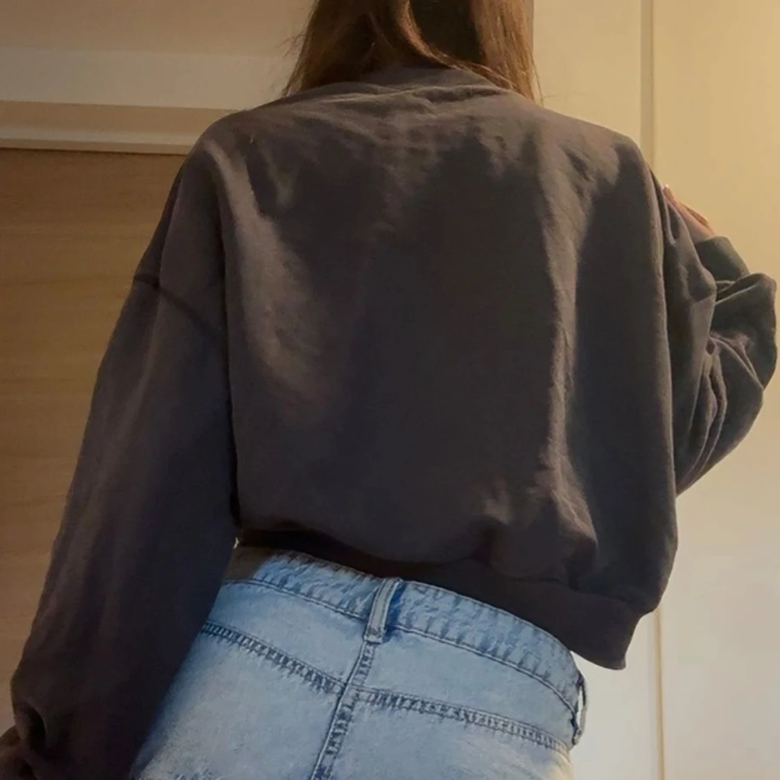 Mörkgrå croppad sweatshirt - 3