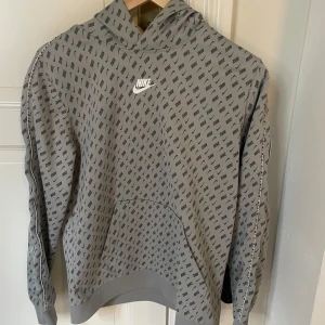 Nike Hoodie - Säljer en Nike Hoodie i träningsmaterial Storlek 158-170. Den sitter som en storlek 164. Den är använd en del men har inga tecken på det eller några defekter över huvud taget. Bara att höra av dig vid frågor eller funderingar!