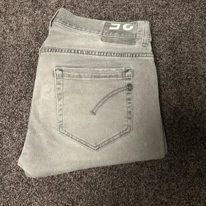 Dondup jeans  - Tja! Säljer då dessa snygga dondup jeansen! Storlek 35 med skinny fit, tveka inte att höra av dig! Vid snabbaffär=bättre pris