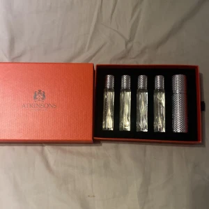 Atkinsons Heritage Orange Travel Set - Lyxigt resekit från Atkinsons med fyra parfymflaskor och en elegant silverfärgad atomizer. Förpackningen är i en snygg orange box med svart text och struktur. Flaskorna är genomskinliga med silvermönstrade lock, perfekta att ta med på resan.Helt ny! Pris kan diskuteras!