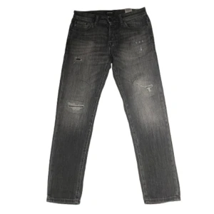 Slitna Svarta Jeans - Ett par feta slitna svarta jeans från Jack&Jones. Nästan helt oanvända. Storlek 31/34 och modell tapered/mike