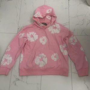 Pink Denim Tears Hoodie - Säljer en rosa hoodie från Denim Tears, använd ett par gånger men som ny, nypris ligger runt 4000-5000kr och är svår att hitta, storlek S 