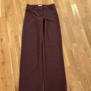 Bruna wide kostymbyxor från Nelly XS - Bruna low waist kostymbyxor från nelly, använd 1 gång.