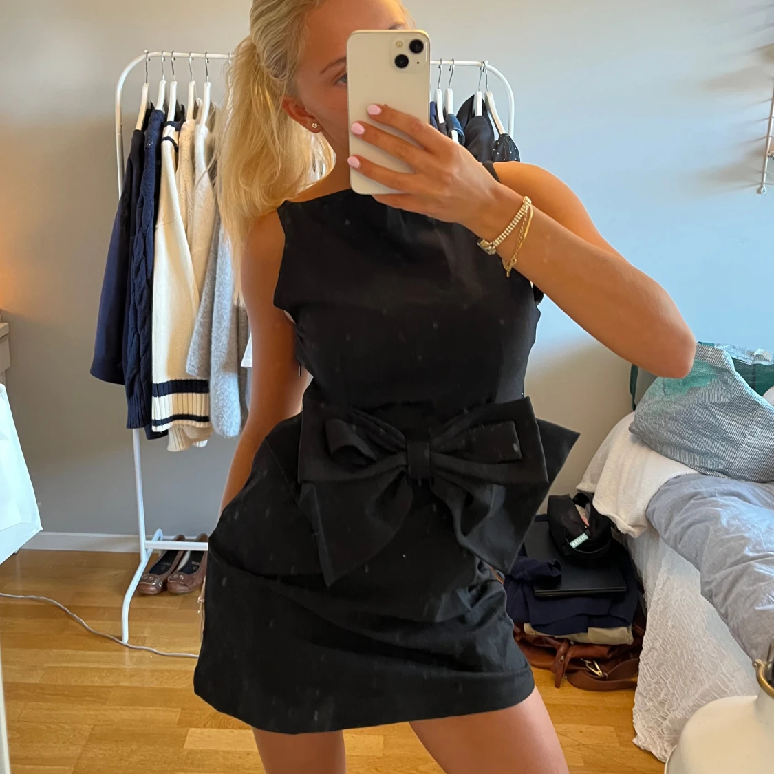 Svart kort klänning med stor rosett